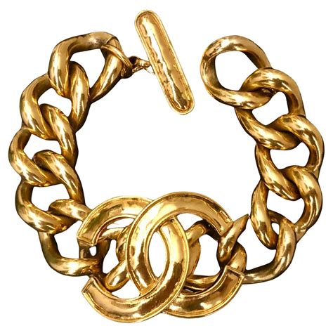 bracciale chanel con ciondoli|Bracciale Chanel vintage con charms in oro .